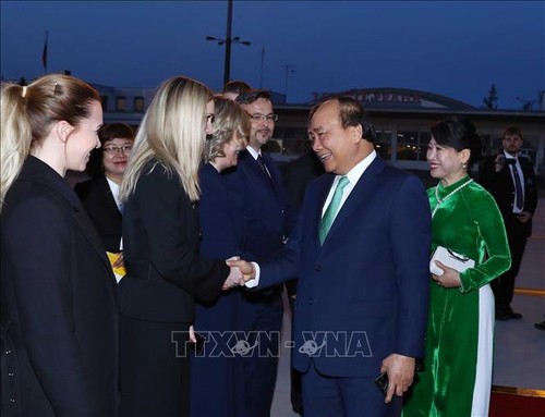 PM Nguyen Xuan Phuc mengakhiri dengan baik kunjungan resmi di Rumania dan Republik Czech - ảnh 1
