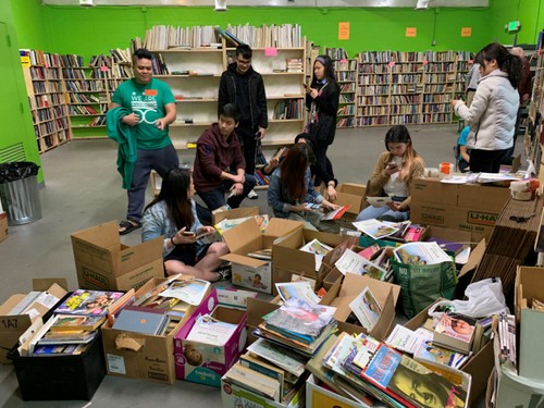 Komunitas orang Viet Nam di AS bersinergi membangkitkan kebiasaan membaca buku di kalangan anak-anak di Viet Nam - ảnh 1