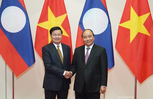 PM Nguyen Xuan Phuc menerima PM Laos, Thongloun Sisoulith - ảnh 1