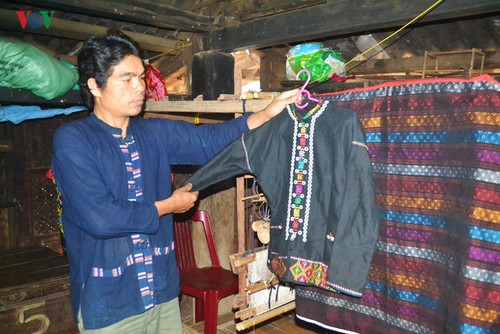 Menghidupkan kembali kerajinan menenun kain ikat dari warga etnis-etnis minoritas Van Kieu dan Pa Co - ảnh 1