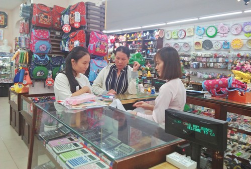 Suasana ramai dalam berbelanja alat belajar untuk tahun ajar baru di Kota Can Tho - ảnh 1