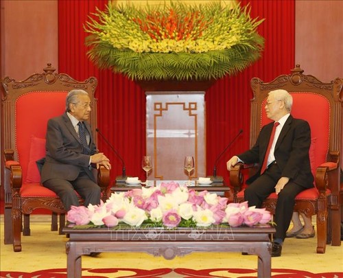 Sekjen, Presiden Nguyen Phu Trong menerima PM Malaysia, Mahathir Mohamad - ảnh 1
