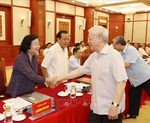 Mantan pimpinan Partai Komunis dan Negara Viet Nam memberikan sumbangan pendapat terhadap rancangan laporan politik dan  rancangan laporan  tentang masa 10 tahun pelaksanaan program politik 2011 - ảnh 1