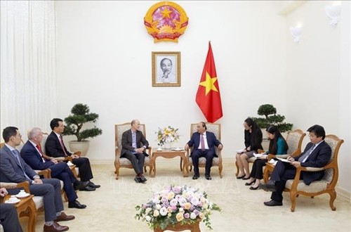 PM Nguyen Xuan Phuc menerima para investor asing - ảnh 1