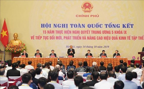 PM Nguyen Xuan Phuc memimpin Konferensi nasional mengevaluasikan masa 15 tahun pengembangan ekonomi kolektif - ảnh 1