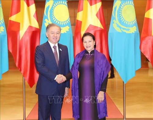 Ketua Majelis Rendah Kazakhstan mengakhiri kunjungan resmi di Viet Nam - ảnh 1