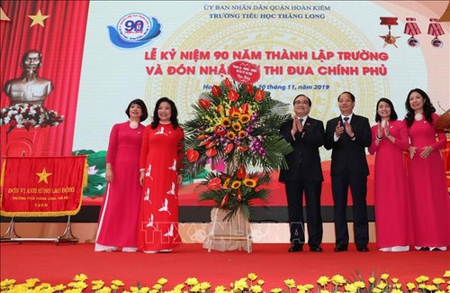 Pimpinan Partai Komunis dan Negara Viet Nam mengucapan selamat kepada para guru sehubungan dengan Hari Guru Viet Nam (20 November) - ảnh 1