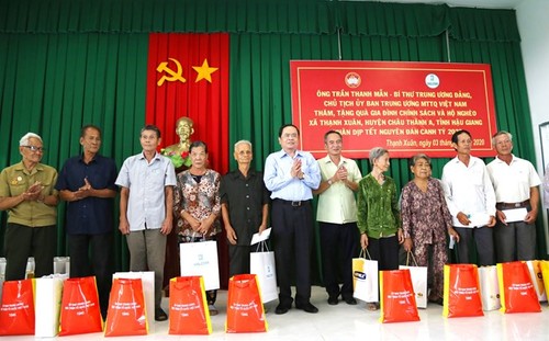 Ketua Pengurus Besar Front Tanah Air Viet Nam mengunjungi dan memberikan bingkisan Hari Raya Tet di Provinsi Hau Giang - ảnh 1
