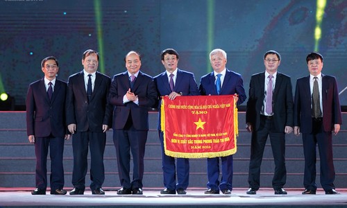 PM Nguyen Xuan Phuc menghadiri acara peringatan ulang tahun ke-120 berdirinya cabang produksi semen Viet Nam - ảnh 1