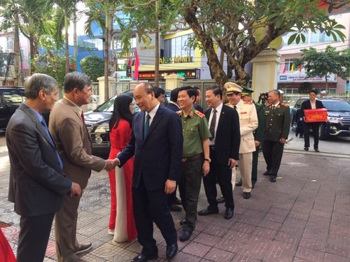 PM Nguyen Xuan Phuc berkunjung dan mengucapkan selamat Hari Raya Tet di Kota Da Nang - ảnh 1