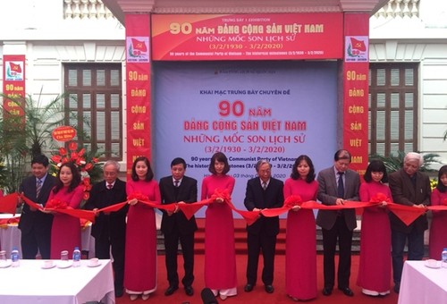Membuka pameran dengan tema: “90 tahun Partai Komunis Viet Nam-Tonggak-tonggak merah sejarah” - ảnh 1