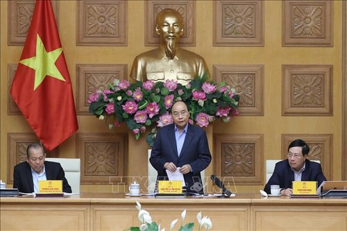 PM Nguyen Xuan Phuc memimpin sidang Badan Pengarahan Nasional tentang Pencegahan dan Pemberantasan wabah Covid-19 - ảnh 1