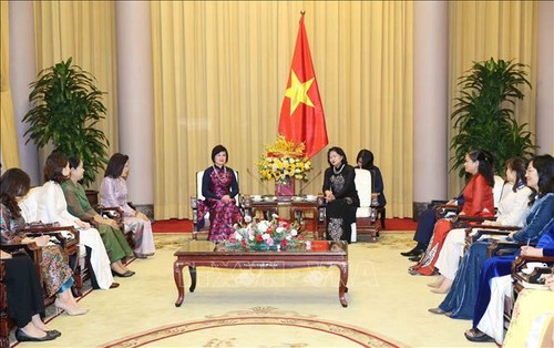 Wakil Presiden Dang Thi Ngoc Thinh menerima Kelompok Perempuan Komunitas ASEAN - ảnh 1