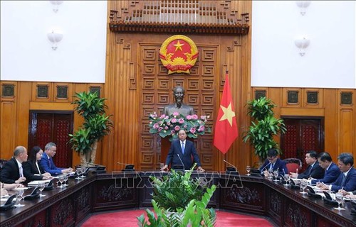 PM Nguyen Xuan Phuc menerima rombongan badan usaha Tiongkok yang melakukan investasi di Viet Nam - ảnh 1