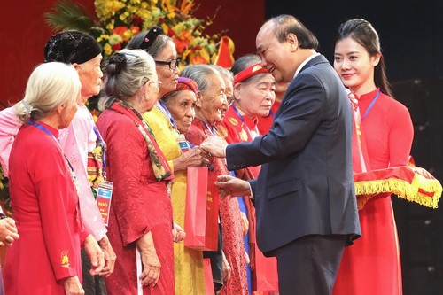 PM Nguyen Xuan Phuc menghadiri pertemuan dengan 300 Ibu Viet Nam Heroik seluruh negeri - ảnh 1