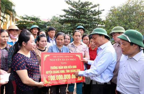 PM Pemerintah memutuskan memberikan bantuan darurat sementara sebesar 500 miliar VND bagi berbagai provinsi di Viet Nam Tengah - ảnh 1