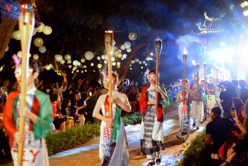 Festival Busana Ao Dai di Van Mieu-Quoc Tu Giam - ảnh 1