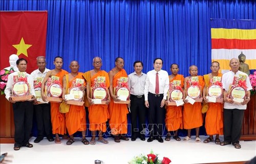 Wakil Ketua MN, Ketua Pengurus Besar Front Tanah Air Viet Nam Ucapkan Selamat bagi Pesta Chol Chnam Thmay dari Warga Khmer - ảnh 1