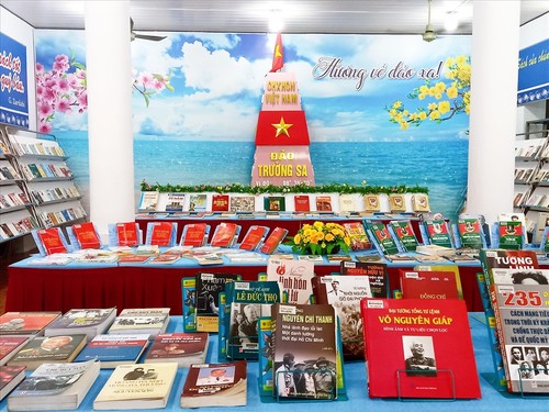 Kota Can Tho Buka Pameran Foto “Festival Tanah Air” dan Pameran Buku Tematik “Talenta Viet Nam” - ảnh 1