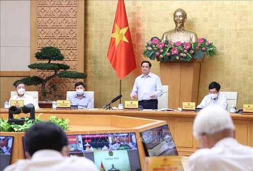 PM Pham Minh Chinh: Pemerintah Terus Memberikan Kondisi Maksimal agar Kota Ho Chi Minh dan Berbagai Provinsi Cepat Memundurkan Wabah Covid-19 - ảnh 1