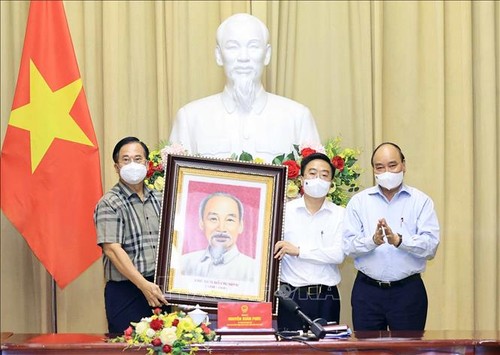 Presiden Nguyen Xuan Phuc Menemui Orang-Orang Tipikal Cabang Pertekstilan Viet Nam - ảnh 1