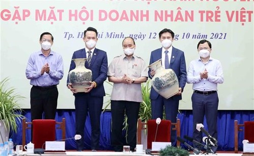 Presiden Nguyen Xuan Phuc: Wirausaha Viet Nam Bersatu, Berupaya Mengatasi Kesulitan untuk Mengembangkan Tanah Air - ảnh 2