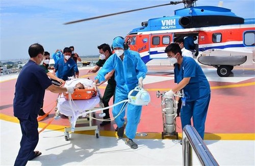 Truong Sa fisherman suffering respiratory failure brought to mainland for treatment - ảnh 1