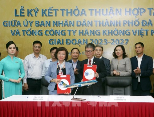 Kota Da Nang dan Vietnam Airlines Tandatangani Kerja Sama Pembangunan Periode 2023-2027 - ảnh 1
