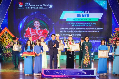 Penyanyi Ha Myo - Menambahkan Warna Modern untuk Membawa Musik Tradisional Terbang Jauh - ảnh 2