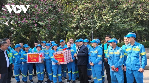 PM Pham Minh Chinh Kunjungi dan Ucapkan Selamat Hari Raya Tet kepada Buruh dan Pekerja yang Melaksanakan Tugas Selama Hari Raya Tet - ảnh 1