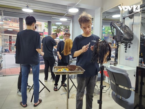 Tempat Pangkas Rambut “Tanpa Suara” di Ha Long - ảnh 1