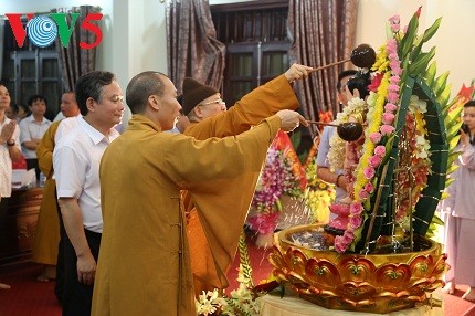 Numerosas actividades en saludo al Aniversario 2561 de la iluminación del Buda - ảnh 1
