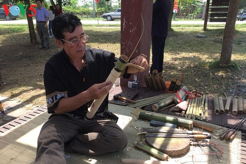Artesanos étnicos vietnamitas contribuyen a preservar los valores culturales tradicionales - ảnh 2