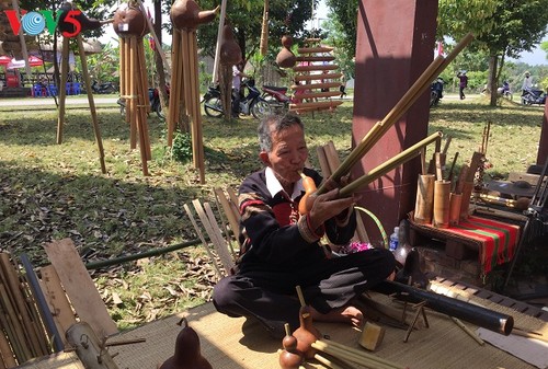 Artesanos étnicos vietnamitas contribuyen a preservar los valores culturales tradicionales - ảnh 1