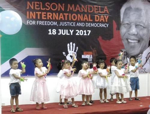 Diplomáticos sudafricanos en Ciudad Ho Chi Minh conmemoran el Día Internacional de Nelson Mandela - ảnh 1