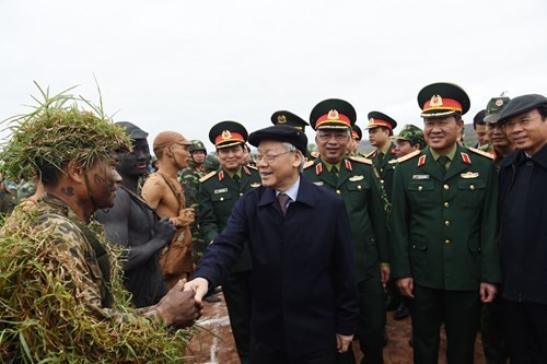   El máximo líder político de Vietnam revisa las tareas de defensa nacional - ảnh 1