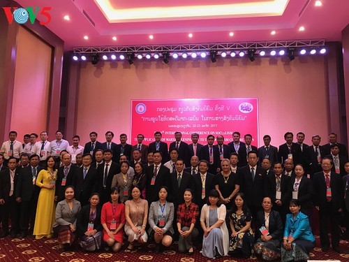 Vietnam participa en un seminario internacional sobre el socialismo en Laos - ảnh 1