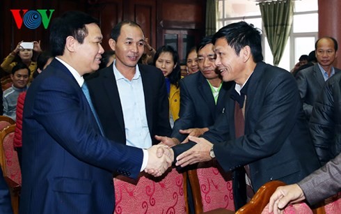 Líderes vietnamitas siguen contactos con el electorado  - ảnh 1