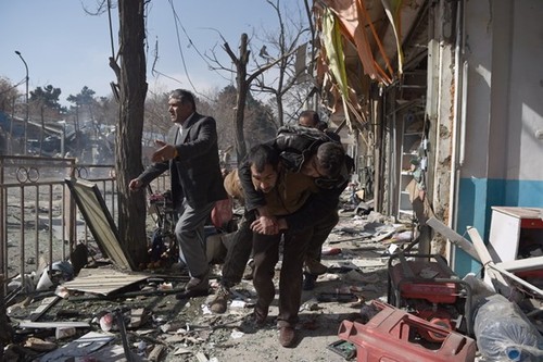 Cifra de muertos crece a 103 tras atentado en Kabul - ảnh 1