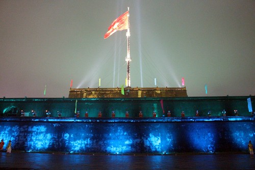 Ciudad central de Hue ilumina la Torre de la Bandera  - ảnh 1