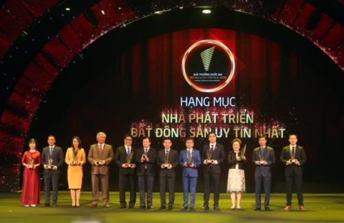 Vietnam honra a los inversionistas destacados en la rama inmobiliaria  - ảnh 1
