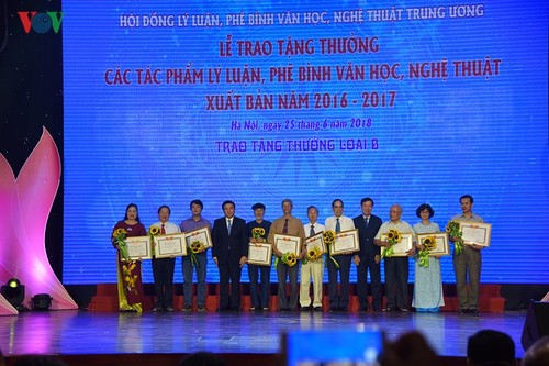 Vietnam galardona 28 obras de teoría y crítica literaria y artística  - ảnh 1