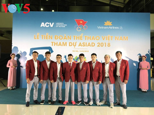    Deportistas vietnamitas rumbo a Indonesia para los Juegos Asiáticos  - ảnh 1