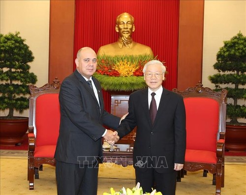 Máximo líder partidista de Vietnam recibe a altos funcionarios de Cuba y China - ảnh 1