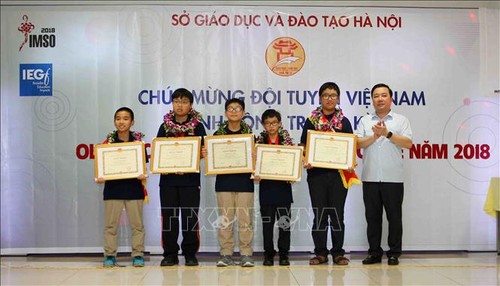 Hanói enaltece a los galardonados en la competición internacional de matemáticas y ciencias - ảnh 1