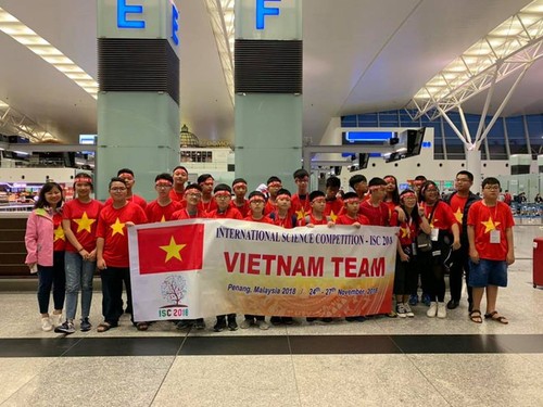Estudiantes vietnamitas logran medallas de oro en competición de ciencias internacional - ảnh 1