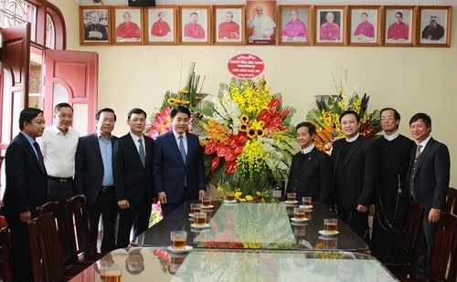 Continúan visitas de dirigentes vietnamitas a las comunidades católicas en ocasión de la Navidad - ảnh 1