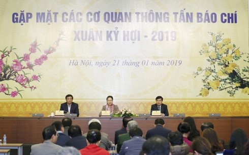 Presidenta parlamentaria de Vietnam estimula empeño de los periodistas nacionales - ảnh 1