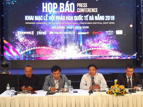 Festival Internacional de Fuegos Artificiales de Da Nang acapara interés de amigos extranjeros - ảnh 1