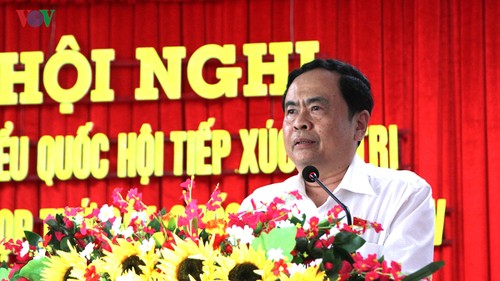 Líderes vietnamitas tratan temas parlamentarios con electores - ảnh 1